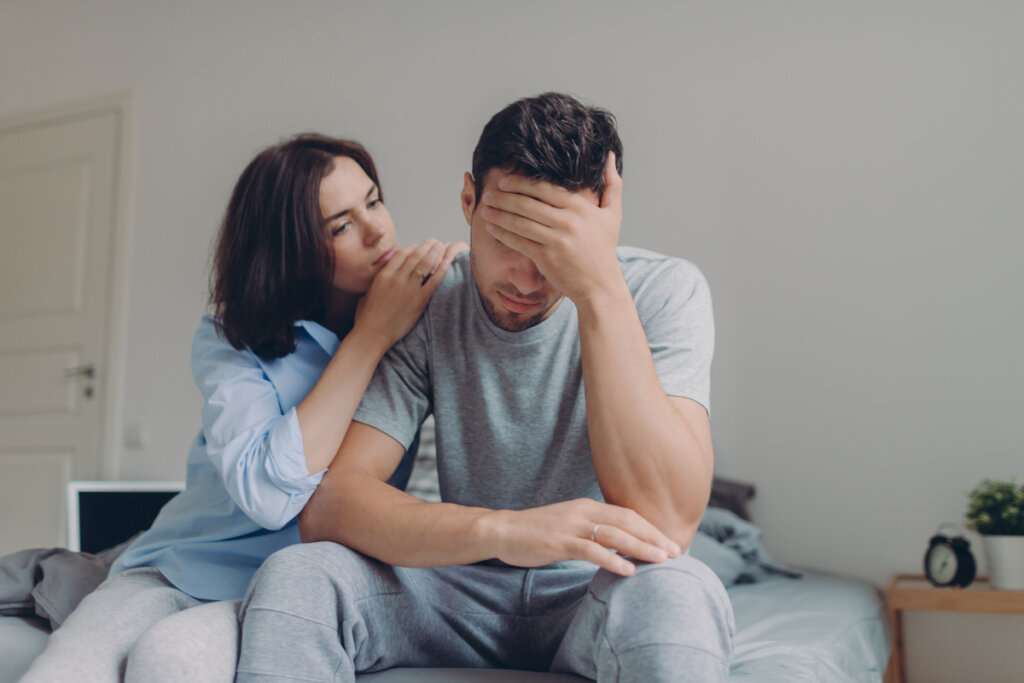Femme réconfortant son partenaire illustrant comment les traumatismes de l'enfance affectent la relation d'un couple