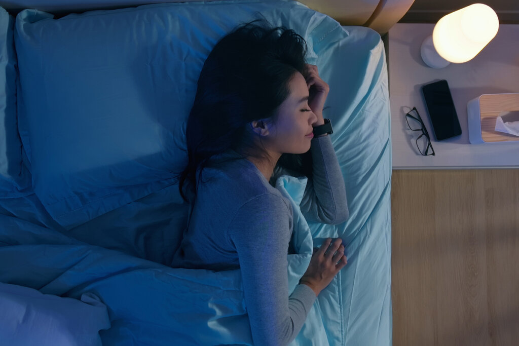 Slapende vrouw, die uitbeeldt wat het betekent om over je vrienden te dromen