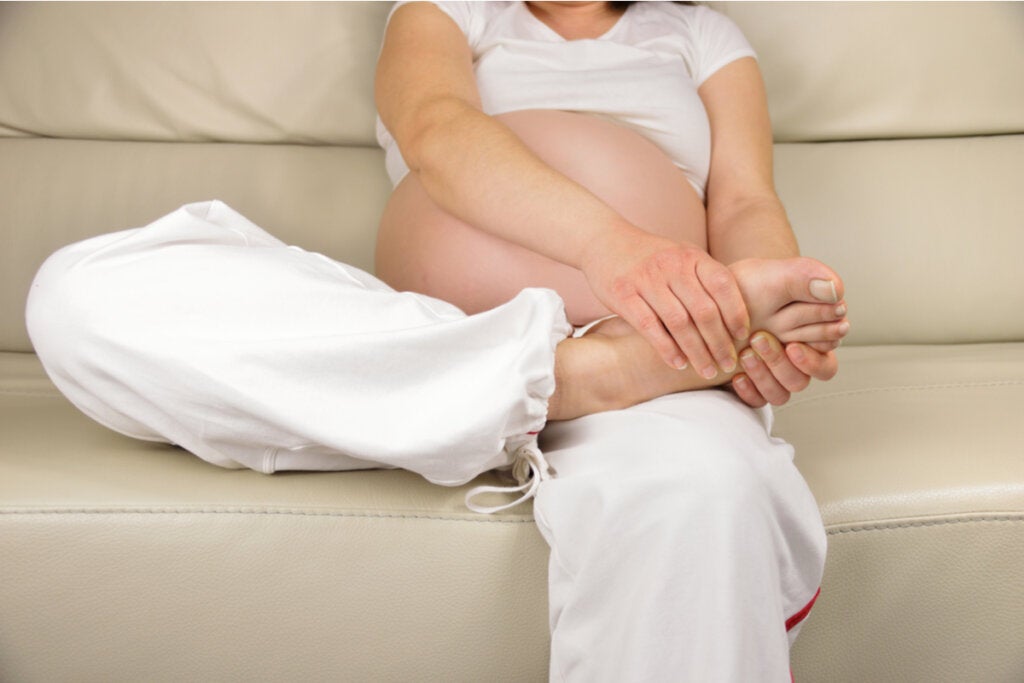 Mujer embarazada con dolor en los pies