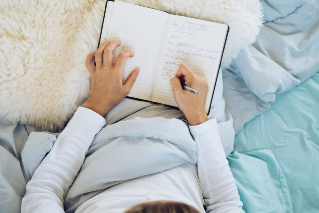 Femme écrivant un journal