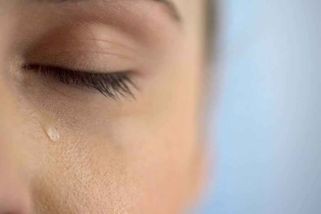 Weinende Frau symbolisiert die kollektive Trauer