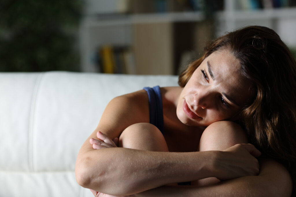 femme triste et apathique