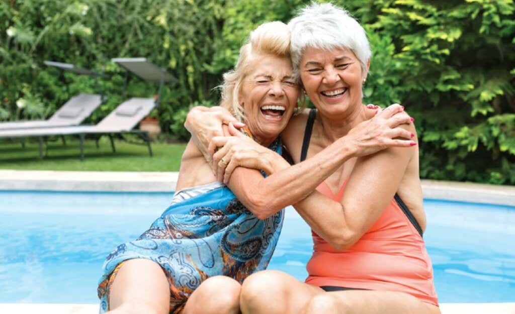 mujeres abrazadas representado la amistad en la tercera edad