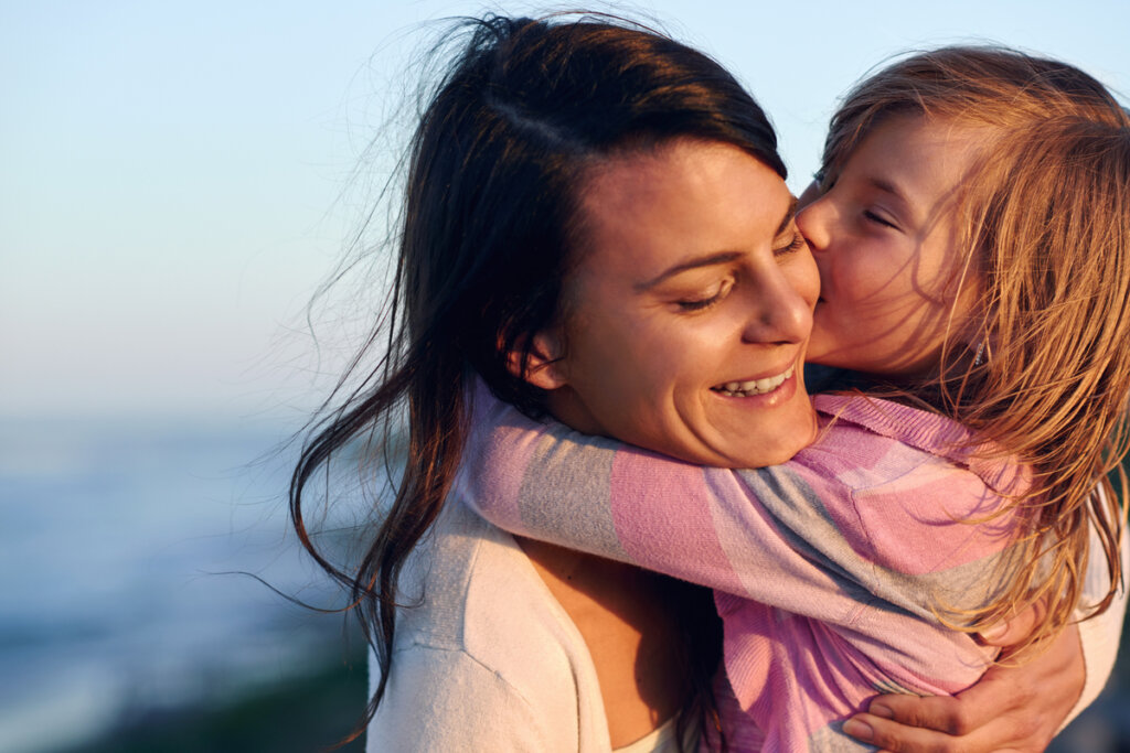 Niña besando a su madre