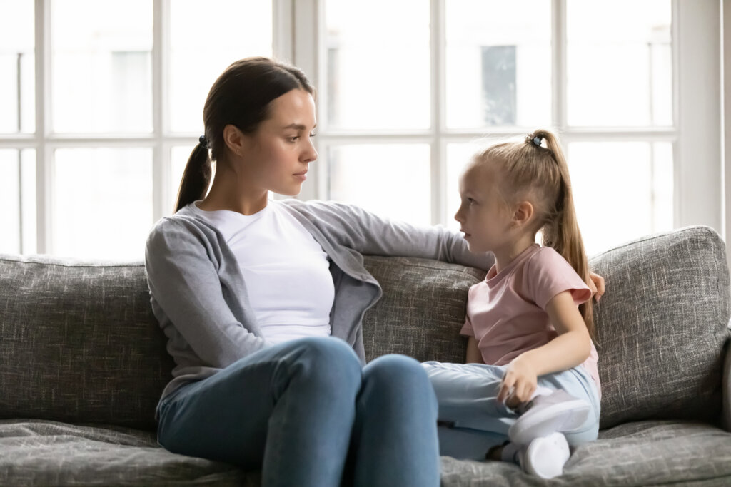 Niña hablando con su madre con dificultad