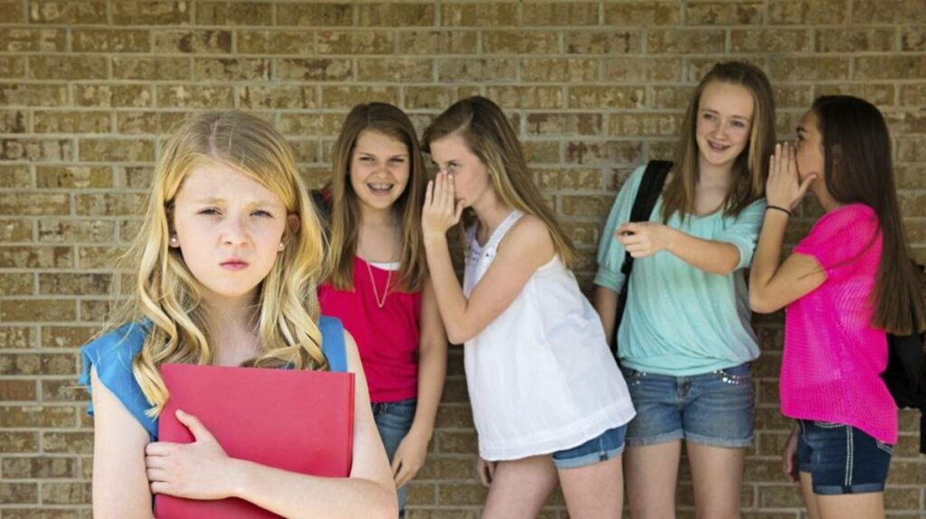 niña que sufre bullying simbolizando a las mujeres que odian a mujeres