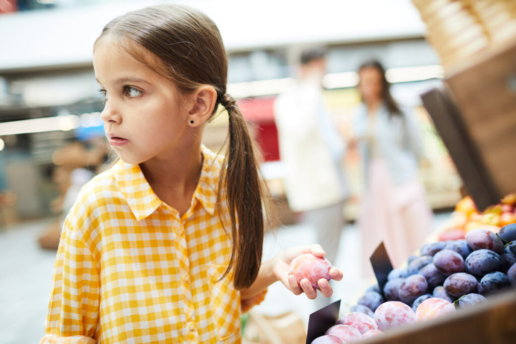 Niña robando fruta