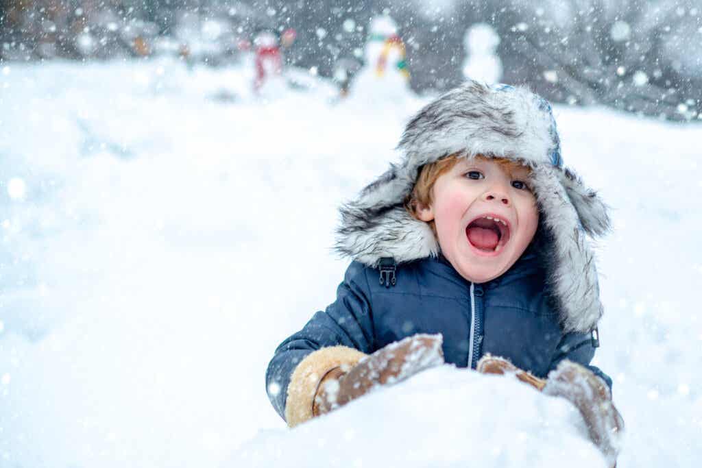 Niño divirtiéndose en la nieve