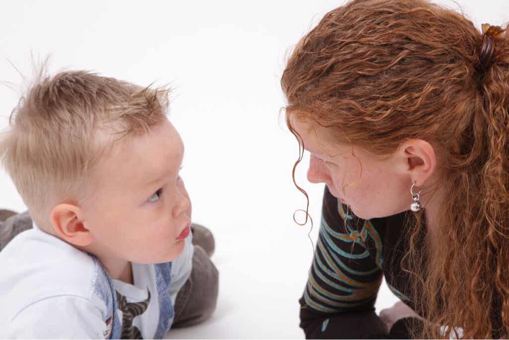 Niño con trastorno de la comunicación social intentando hablar con su madre