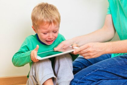 Las pantallas aceleran a los niños y afectan a su humor