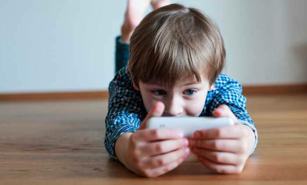 niño representando las formas en que las redes sociales hacen que te odies a ti mismo
