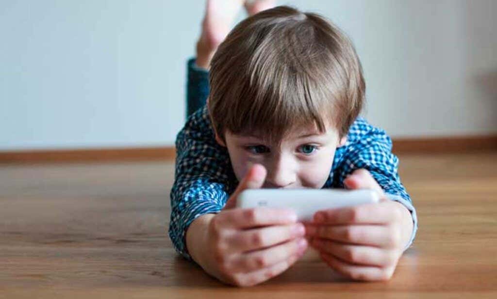 Dziecko z telefonem komórkowym rozwijające odporność poznawczą