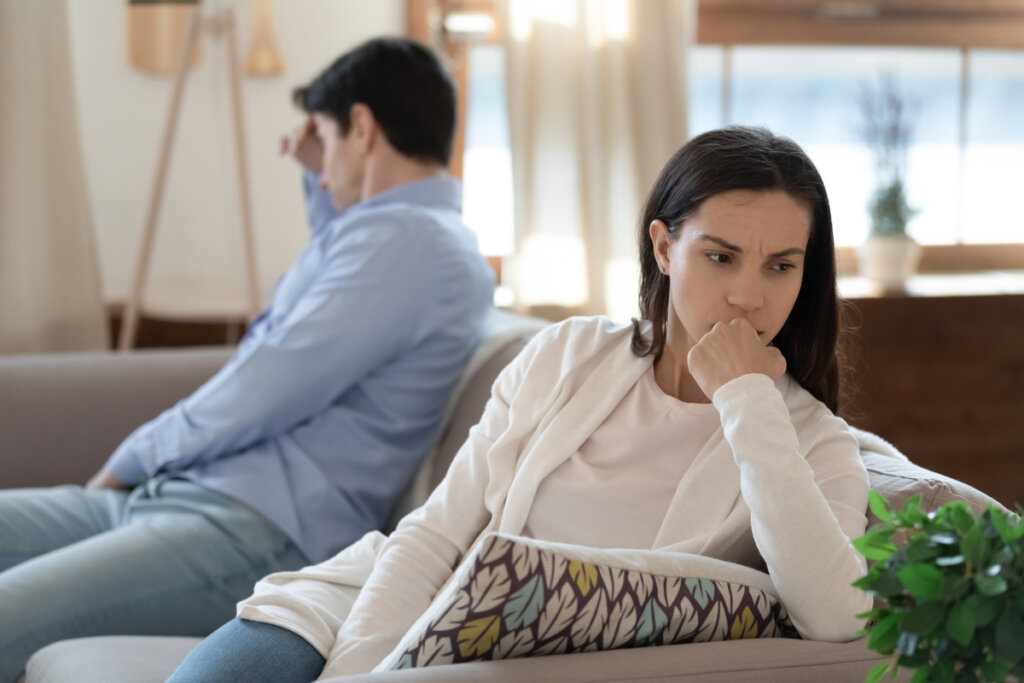 Couple en colère pensant que mon partenaire m'a quitté plusieurs fois puis revient