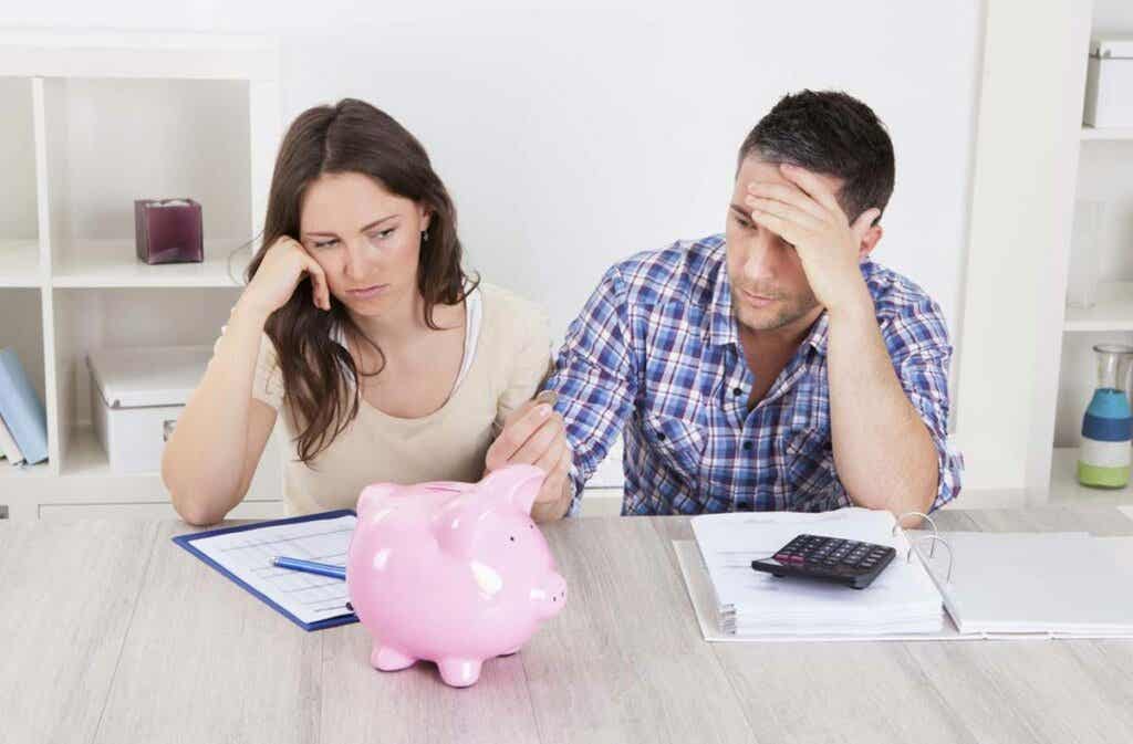 homme et femme se demandant comment gérer un problème d'argent