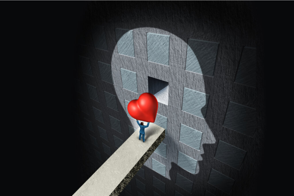 Persona entrando un corazón en la mente representando las emociones intensas