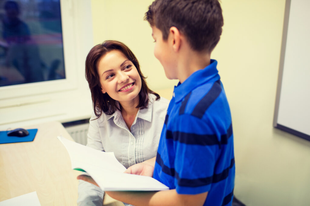 Profesora hablando con un alumno sobre la tarea