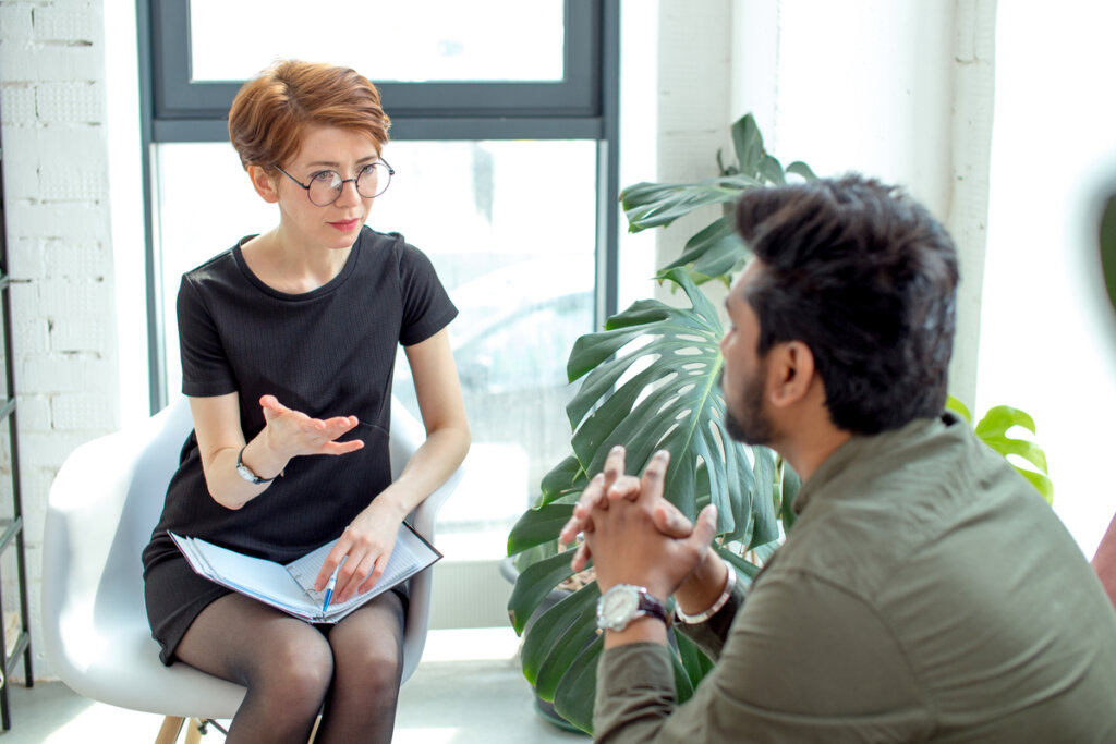 Psicóloga haciendo psicoeducación con el paciente