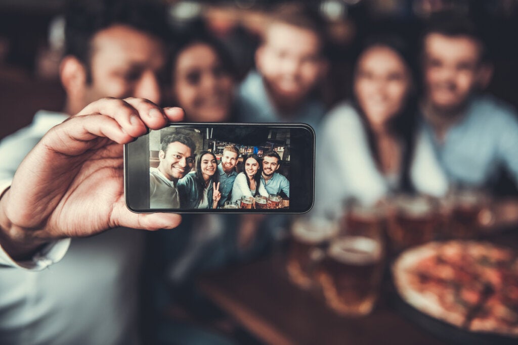 Freunde machen Selfie für soziale Medien