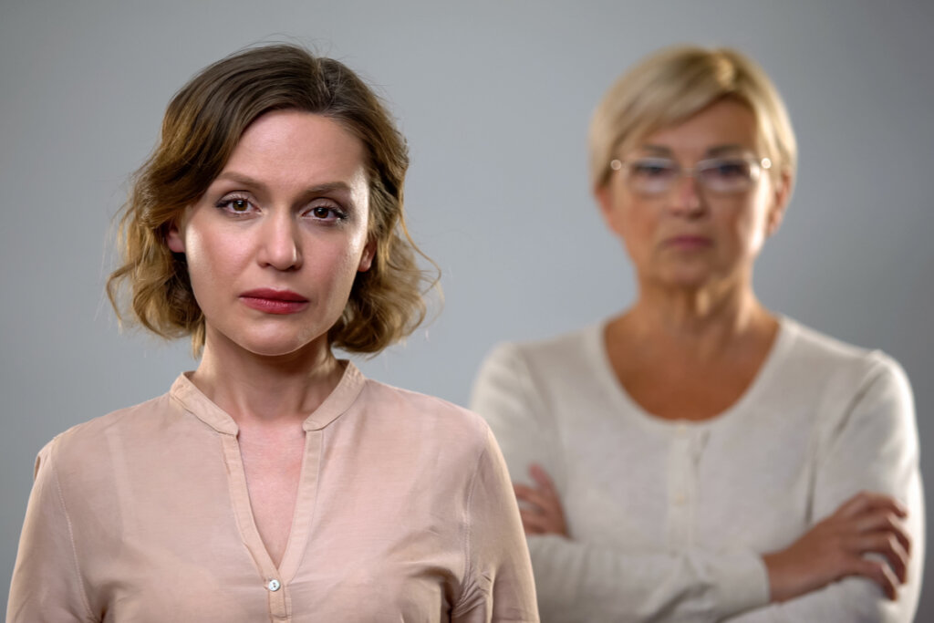 Hija adulta preocupada por el enfado de su madre