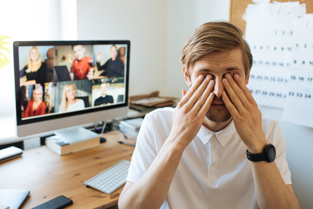 Hombre agotado por videollamadas