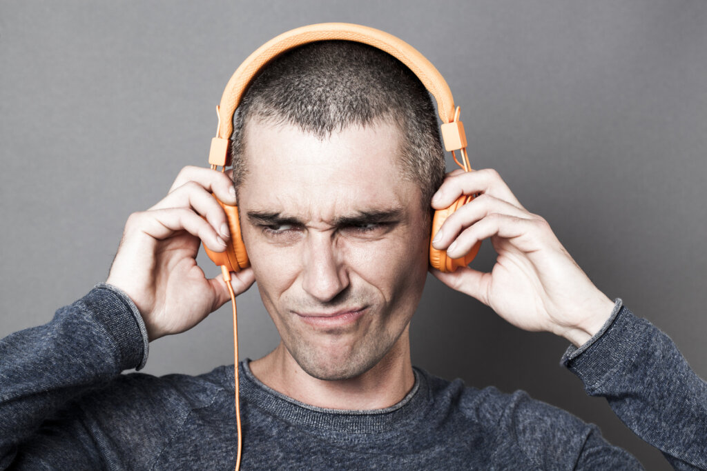 Hombre con cara desagradable al escuchar su voz