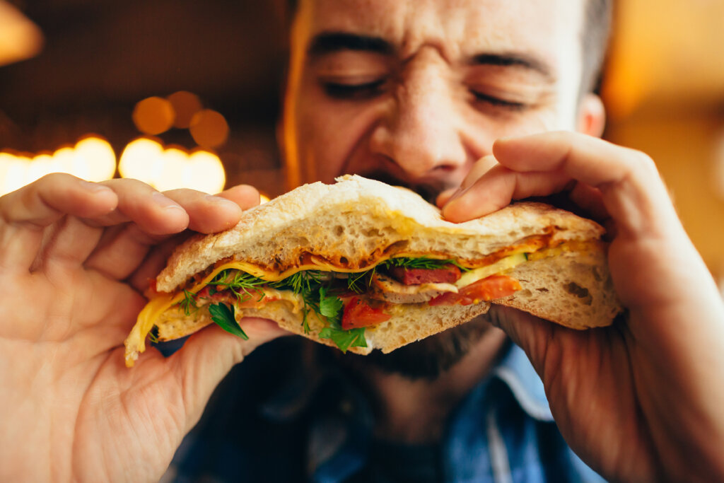 Hombre comiendo bocadillos