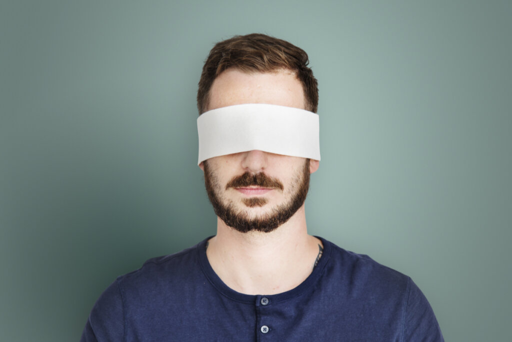 Hombre con los ojos vendados