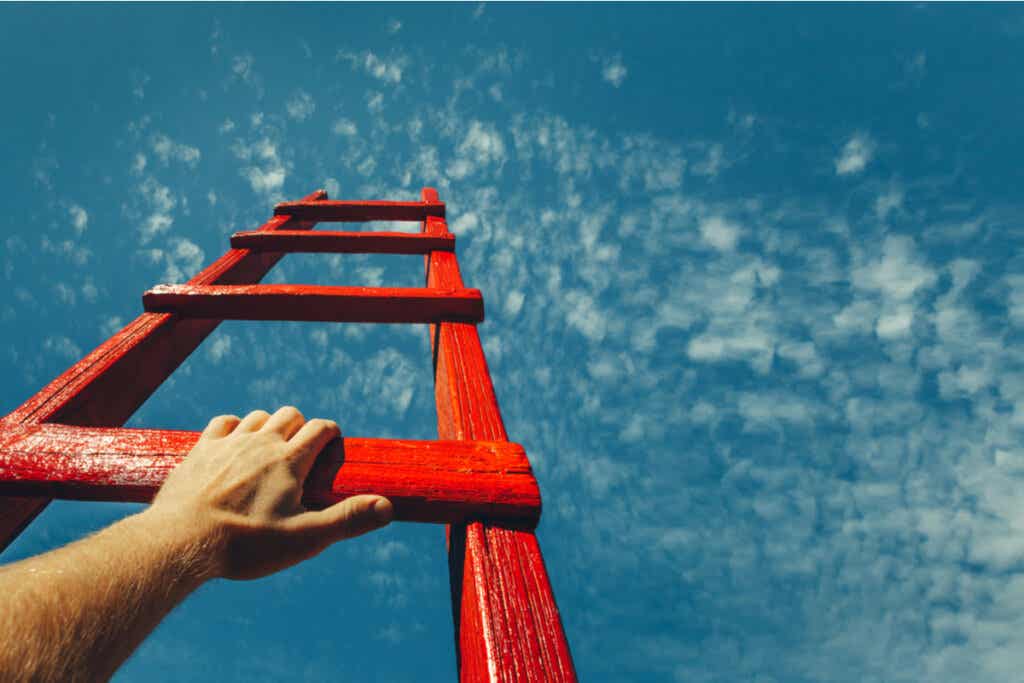 Man die een rode ladder beklimt
