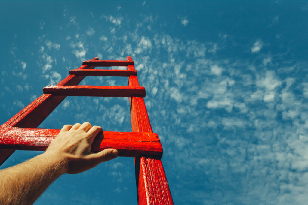Hombre subiendo una escalera roja