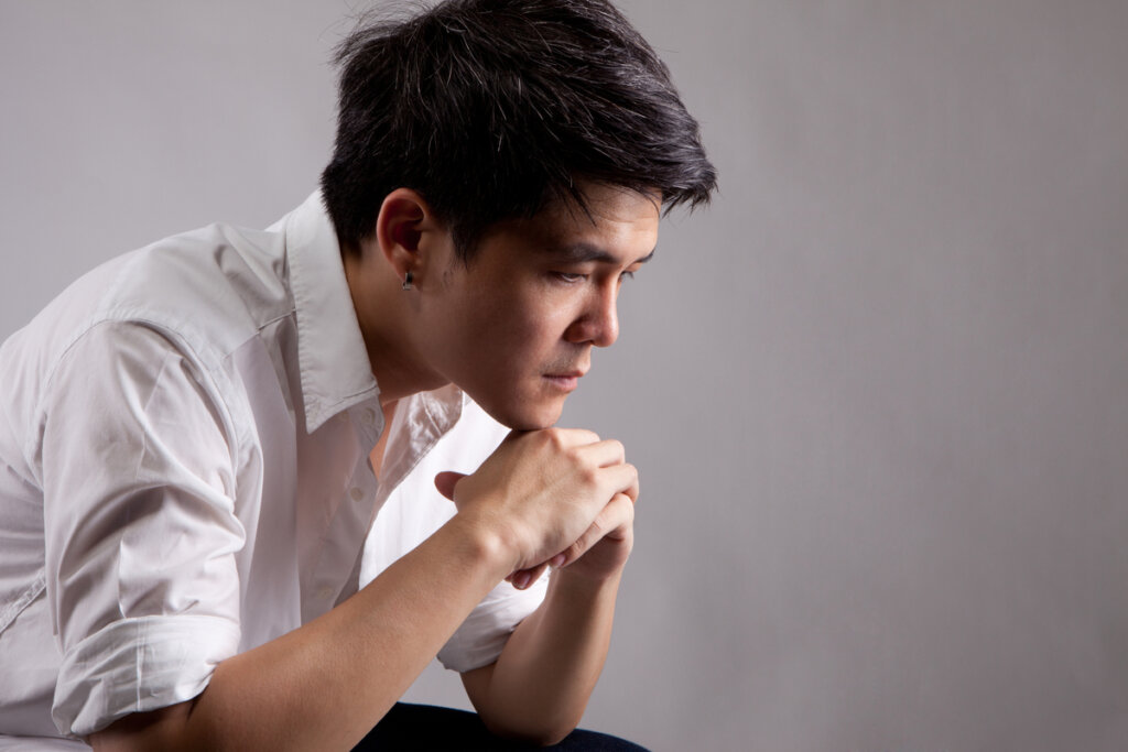 Jeune homme japonais stressé