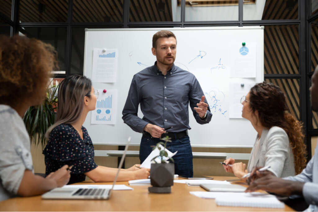 Leader avec une équipe de travail lors d'une réunion
