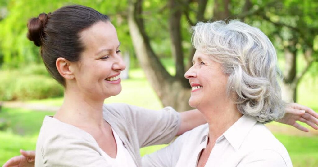 una madre abrazando a su hija