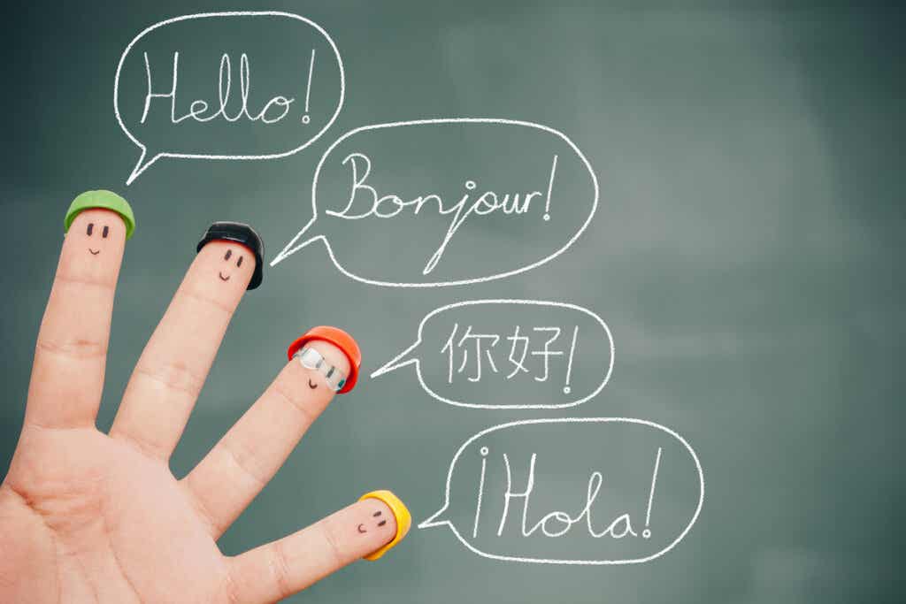 Manos con dedos disfrazados hablando idiomas