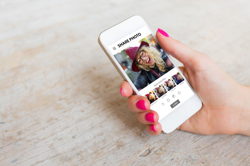 Mujer cambiando una foto con los filtros de las redes sociales