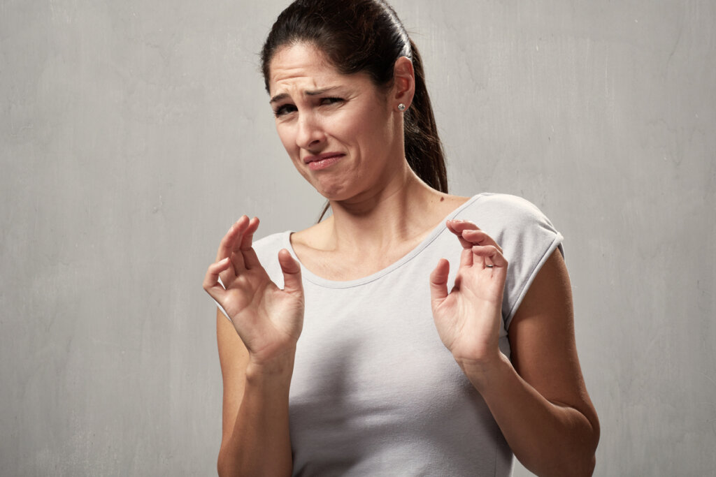 Mujer pensando que el estrés modifica la percepción del sabor