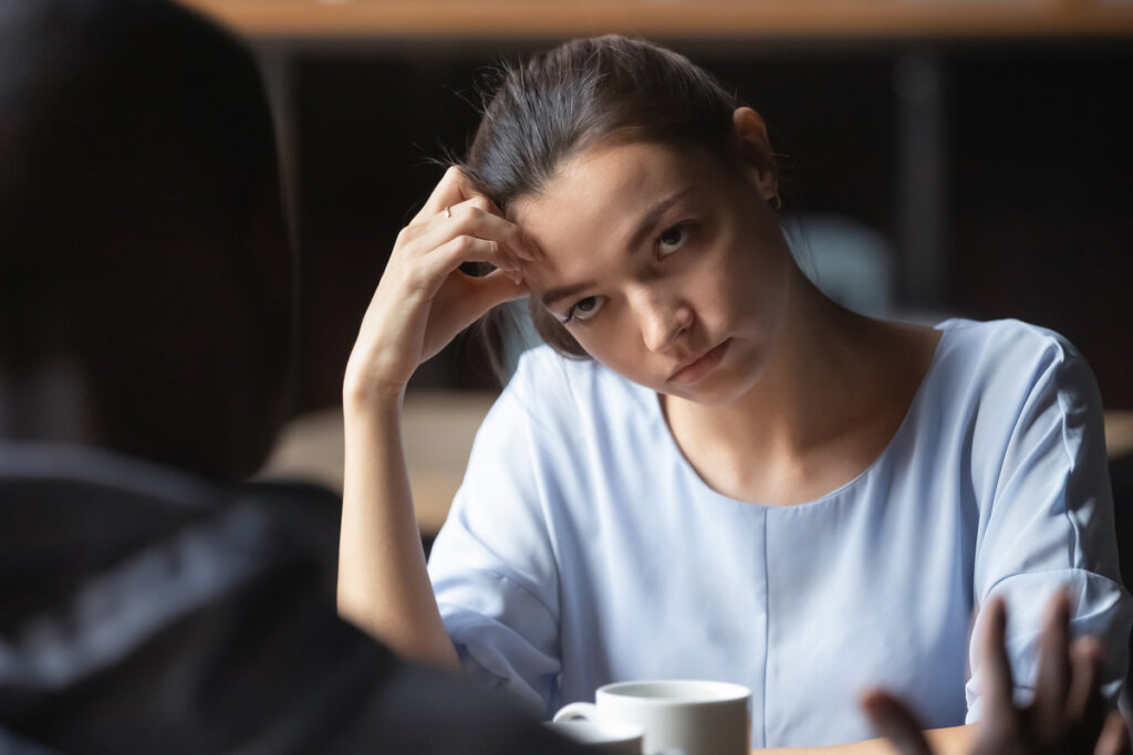 Mujer desconfiando de su pareja