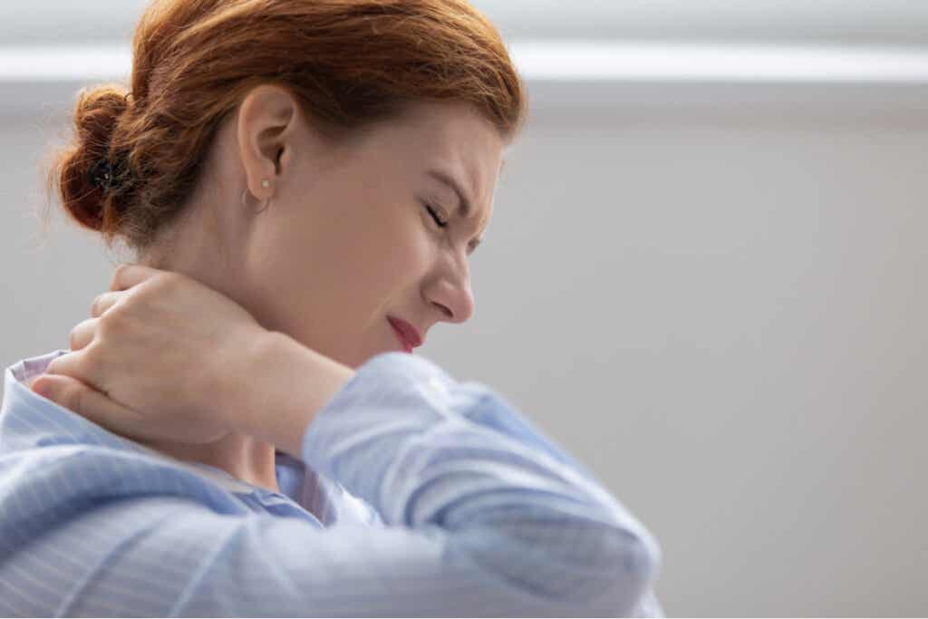 Mujer con dolor en el cuello