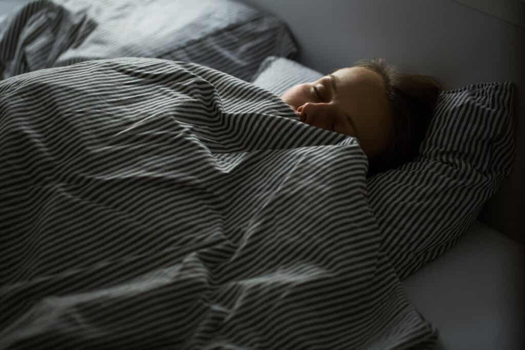 Mujer dormida en la cama teniendo un sueño dentro de un sueño