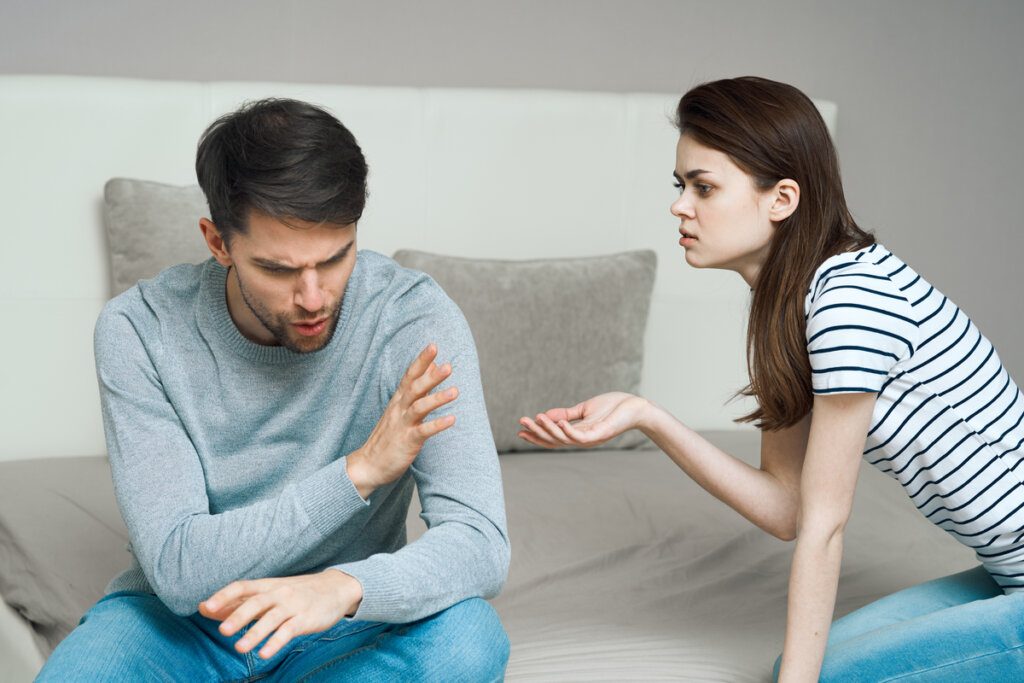 Mulher discutindo com o namorado