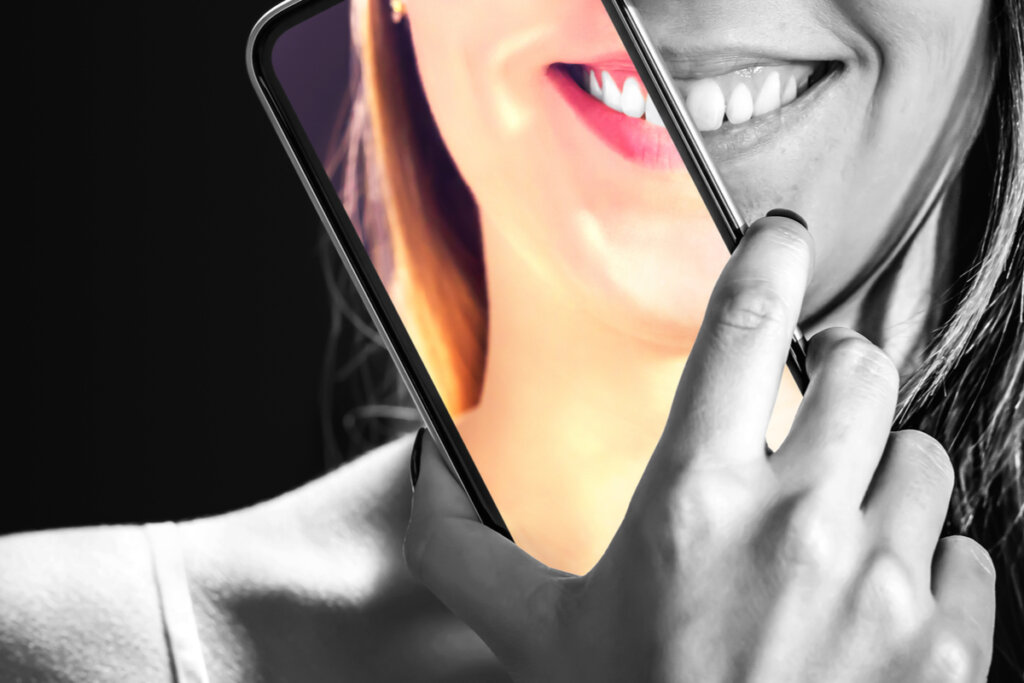 Mujer haciéndose una foto con filtro