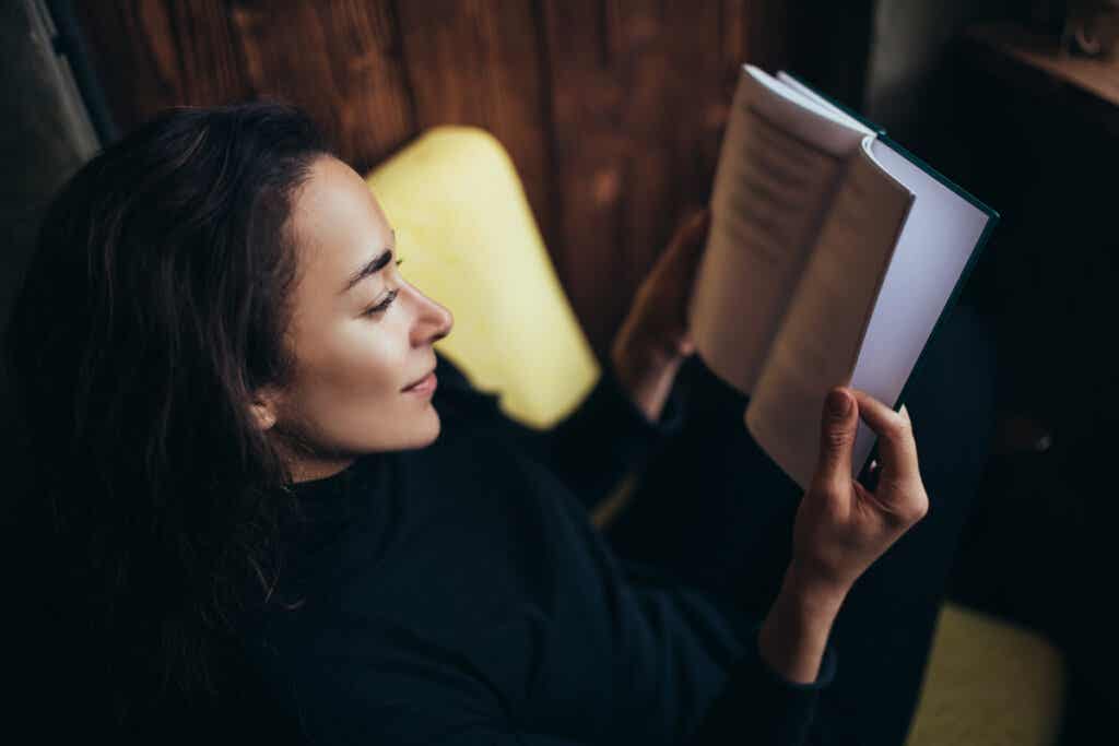 Kobieta czyta książkę. Przestrzeń osobista w związku