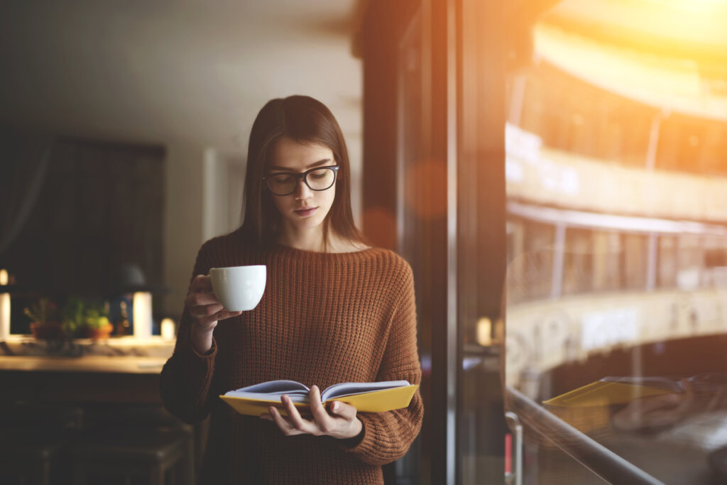 Mujer leyendo de pie