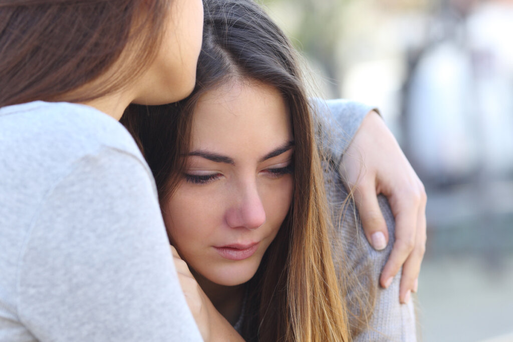 Mujer llorando por duelo