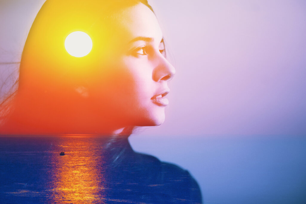 Femme avec une lumière à l'esprit symbolisant des personnes très concentrées