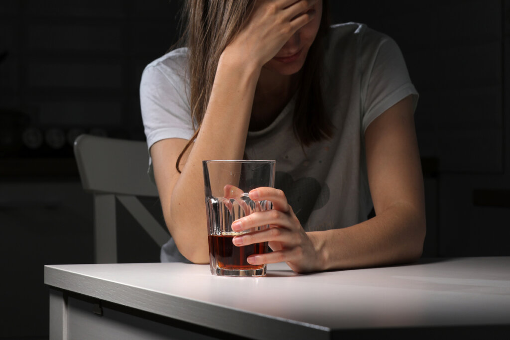 Mujer con problemas de alcohol