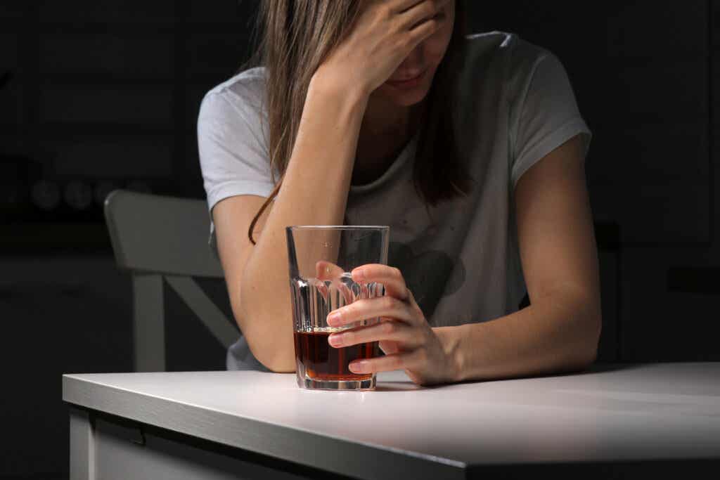 Frau leidet an Alkoholismus