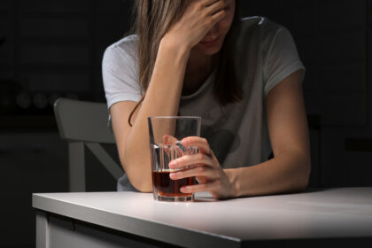 Beber alcohol no mejora el ánimo, intensifica la tristeza