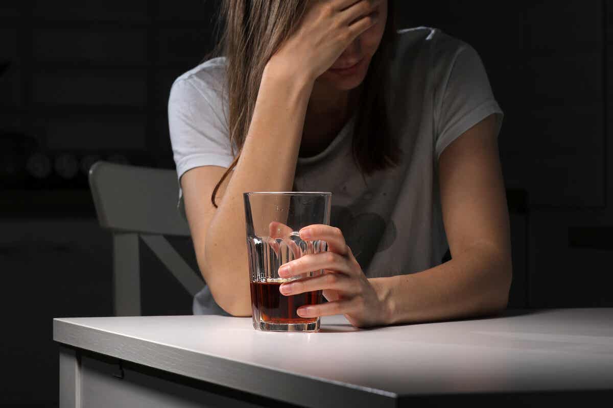 Beber alcohol no mejora el ánimo, intensifica la tristeza