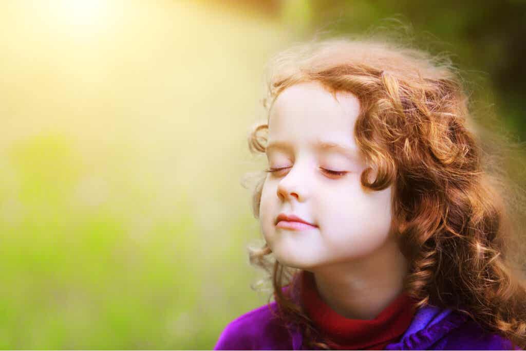 Jente med lukkede øyne som representerer at barn oppfatter stimuli som voksne ikke ser