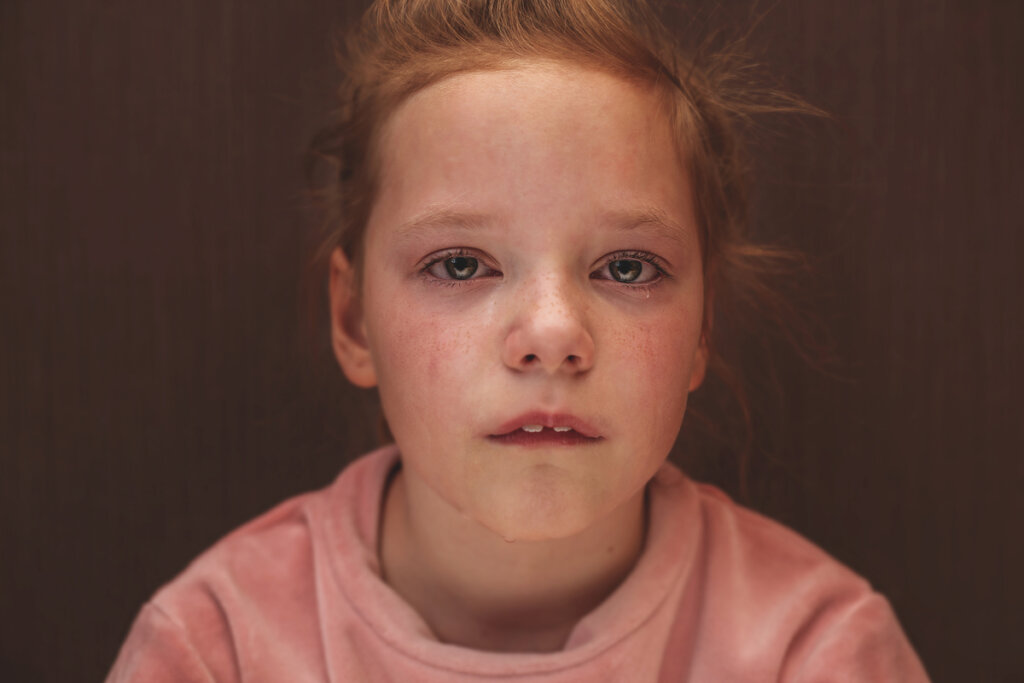 Niña triste llorando